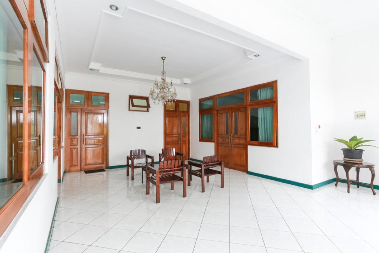 Готель Reddoorz Syariah Near Alun Alun Magelang Bayeman Екстер'єр фото