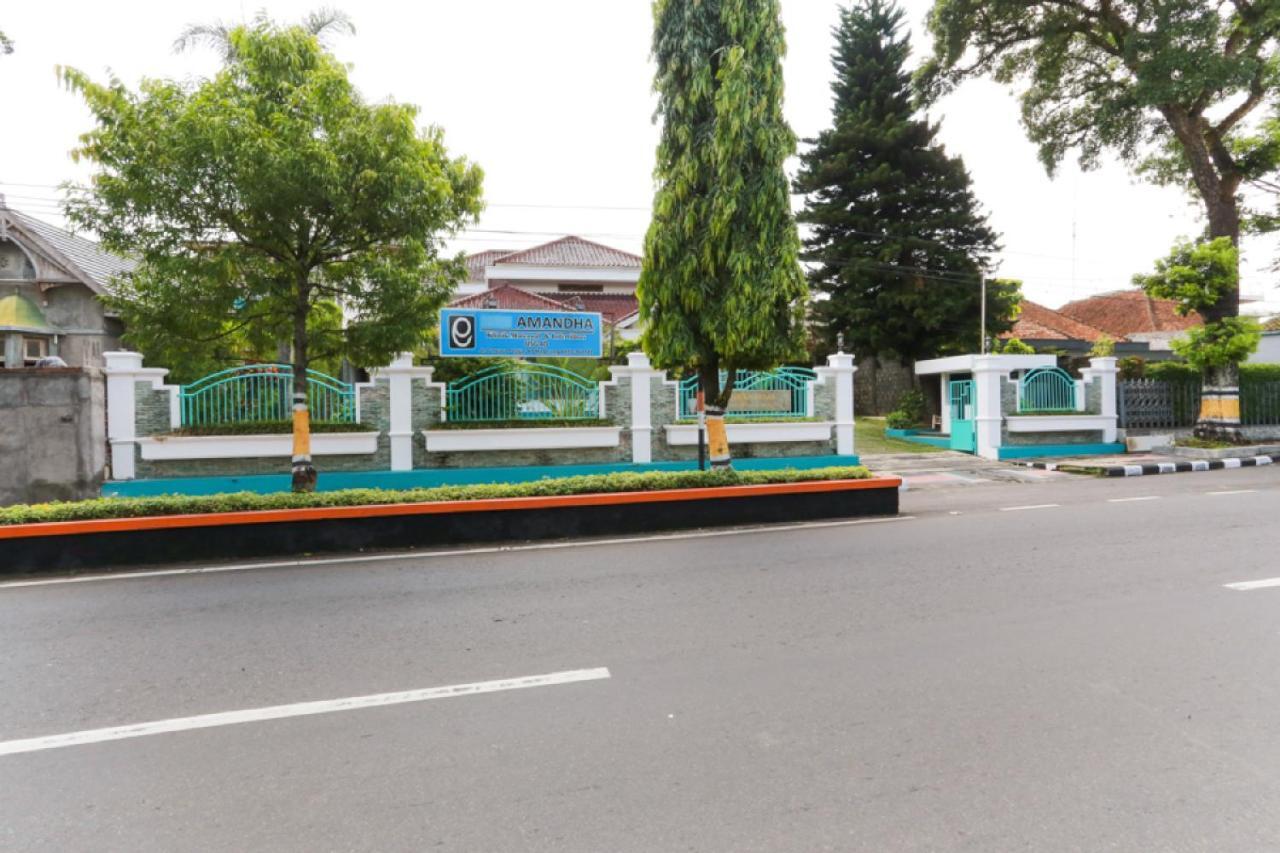 Готель Reddoorz Syariah Near Alun Alun Magelang Bayeman Екстер'єр фото